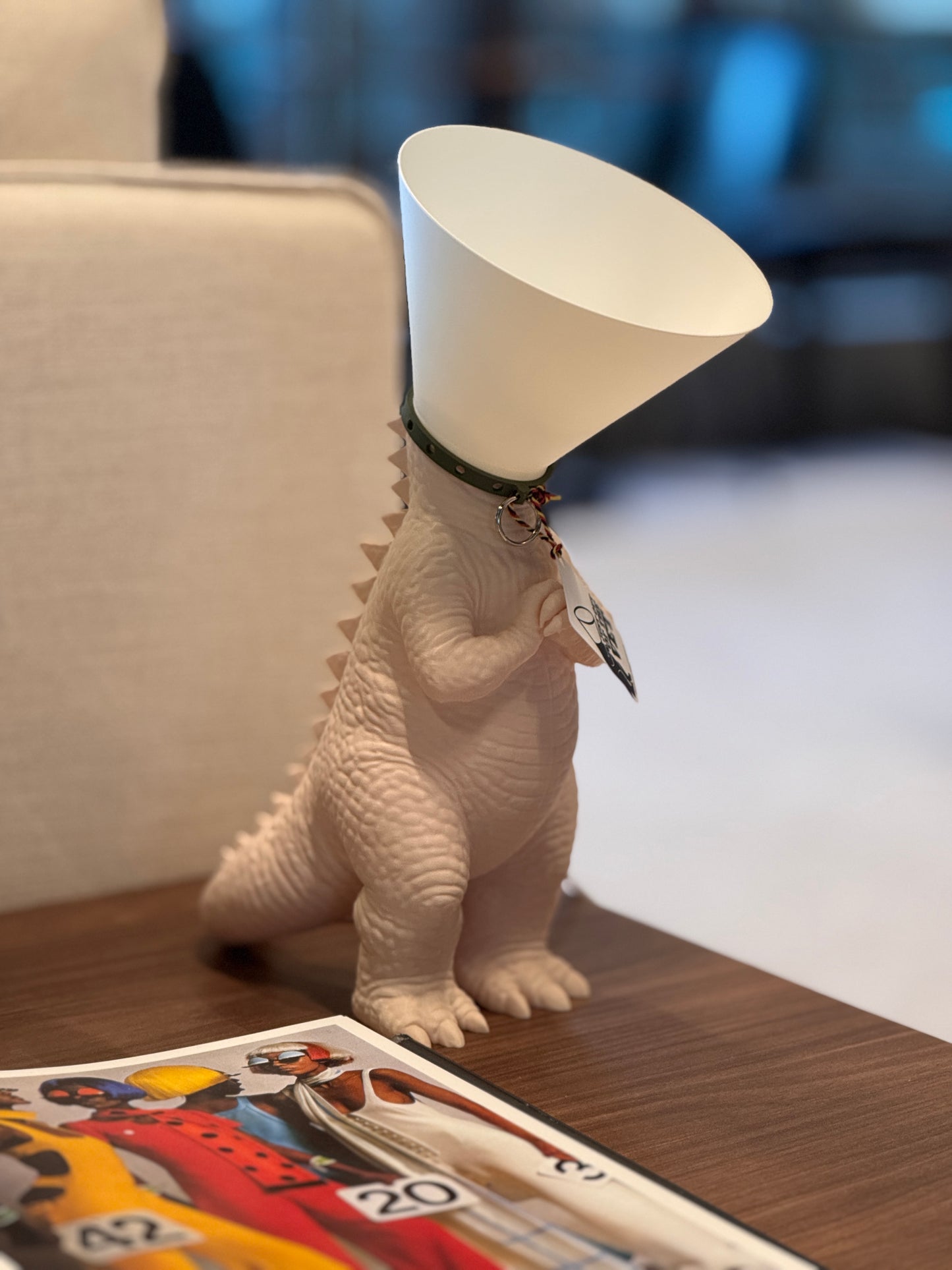 Dinosaure juste sorti de chez le vétérinaire.