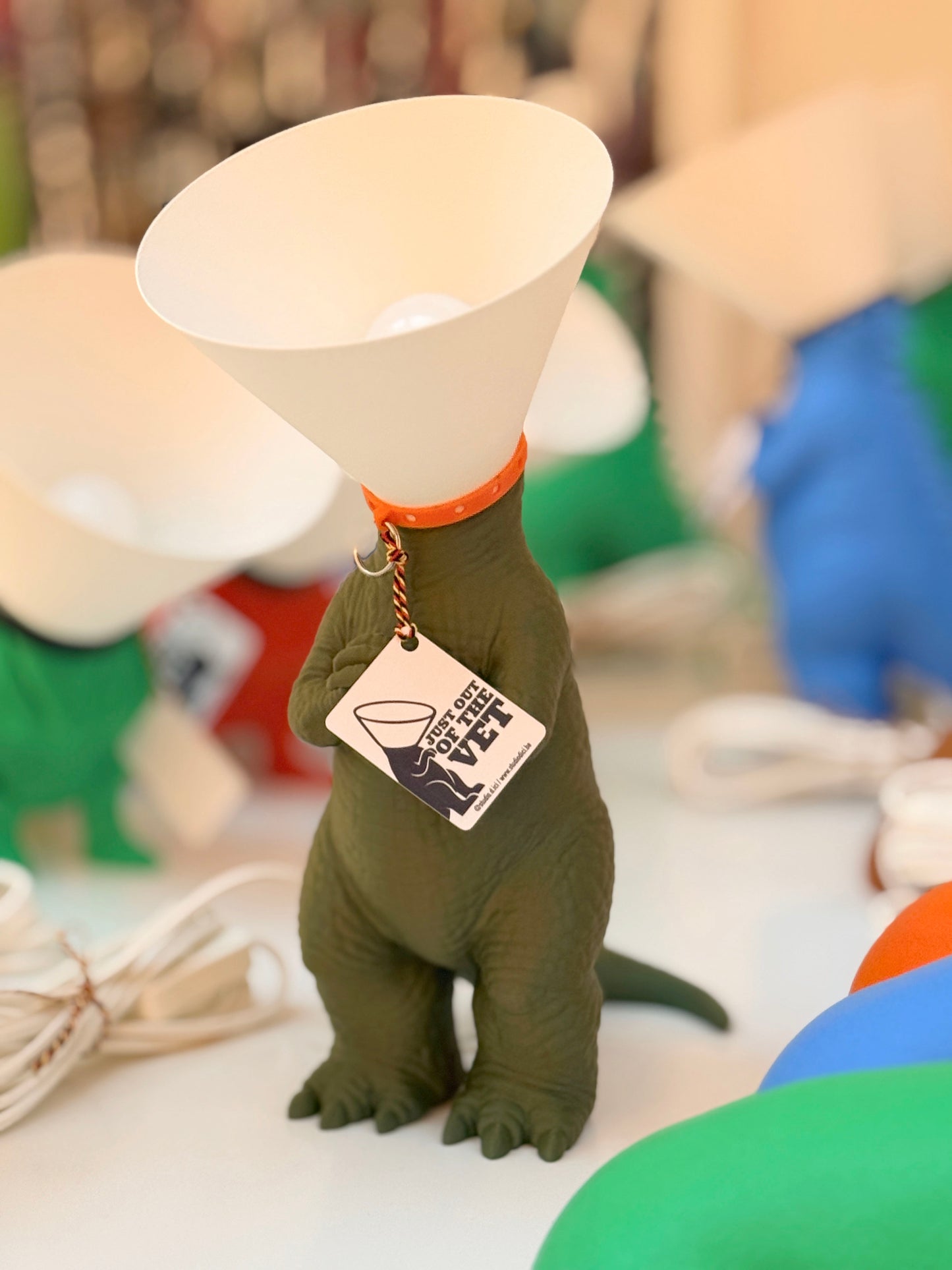 Dinosaure juste sorti de chez le vétérinaire.