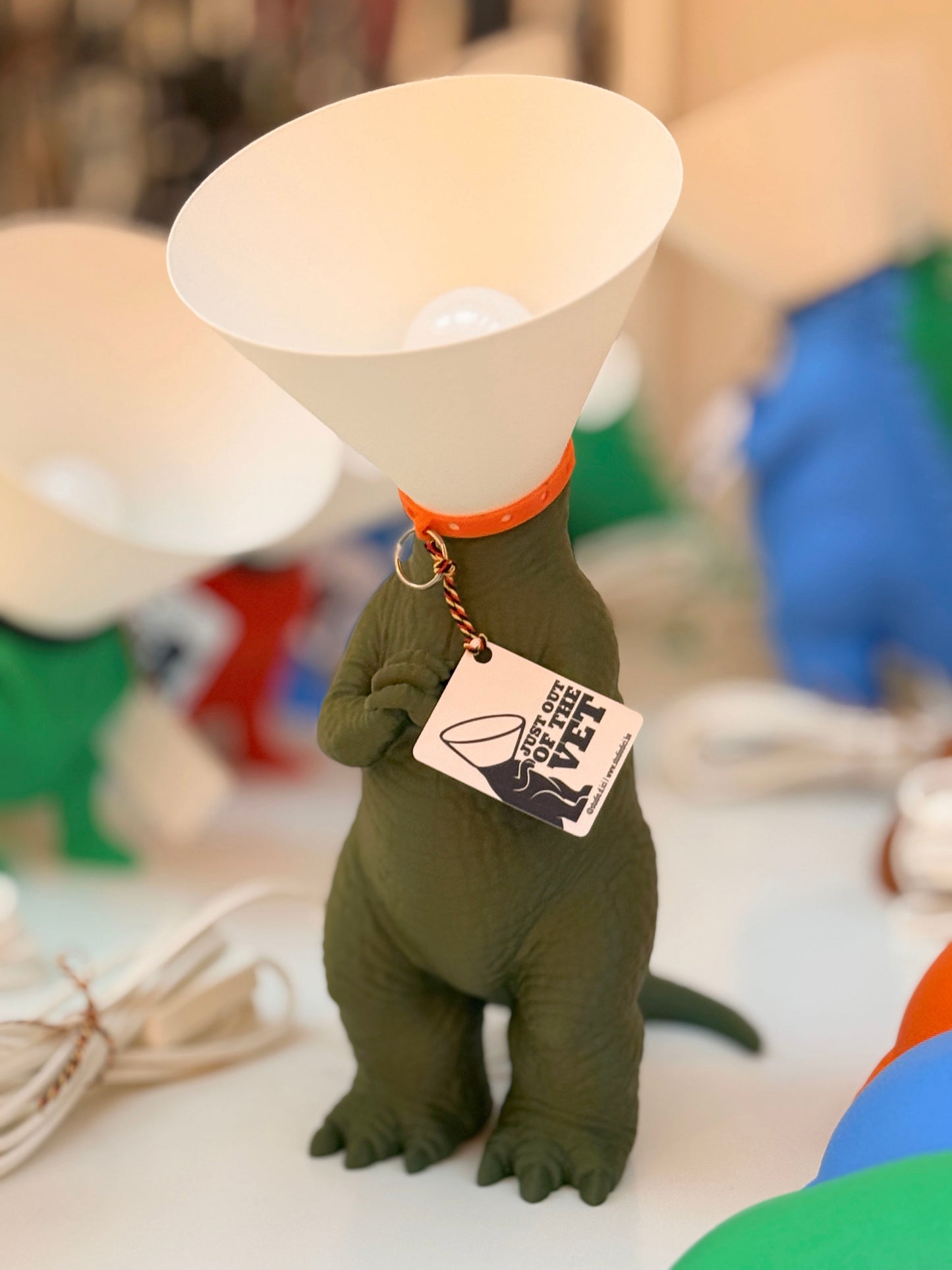 Dinosaure juste sorti de chez le vétérinaire.