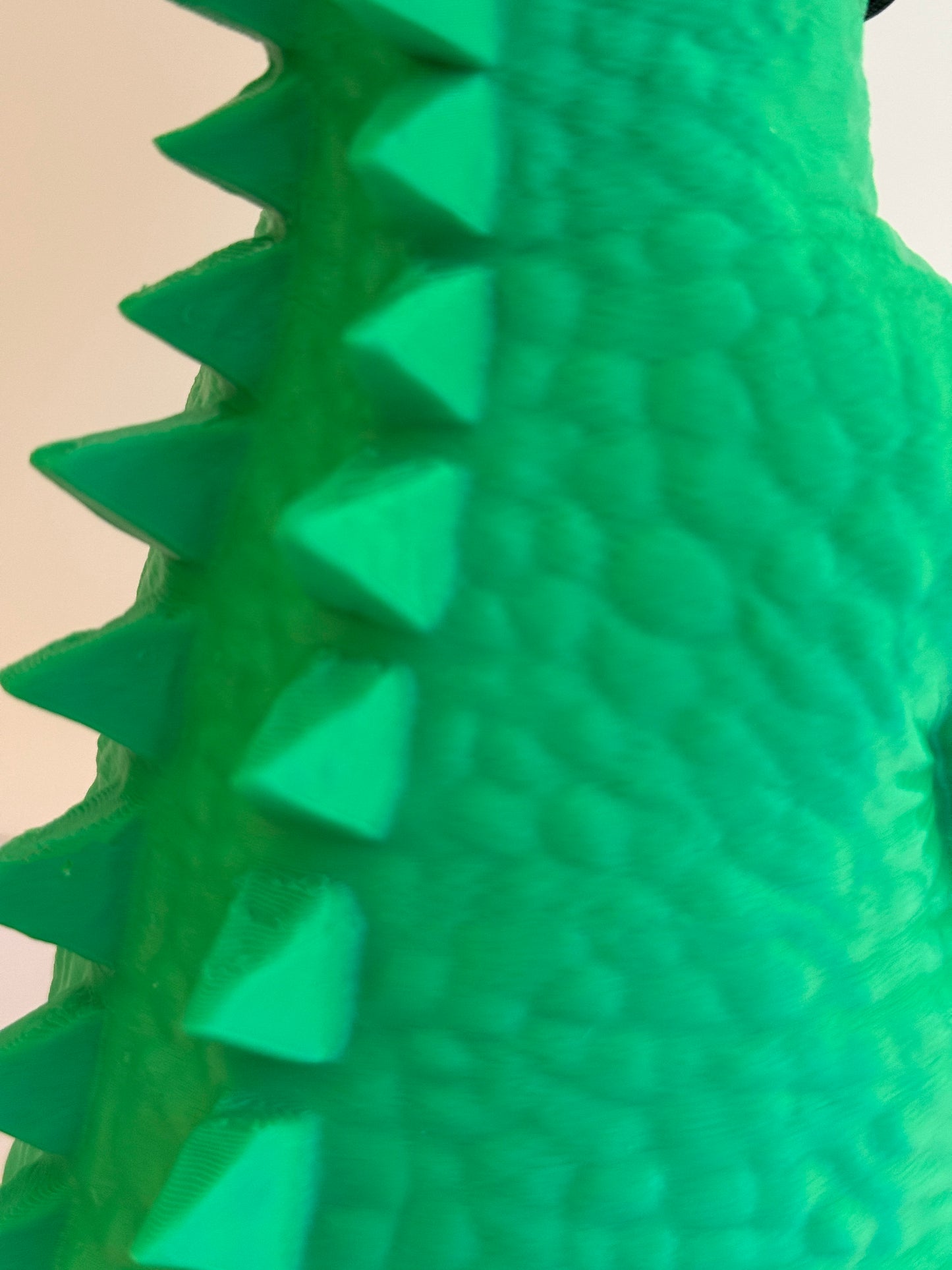 Dinosaure juste sorti de chez le vétérinaire.