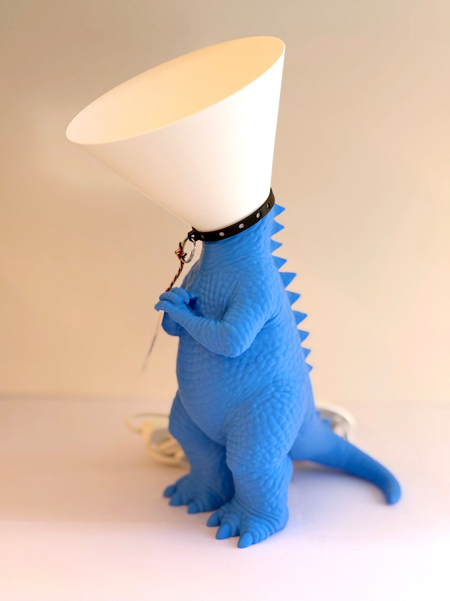 Dinosaure juste sorti de chez le vétérinaire.