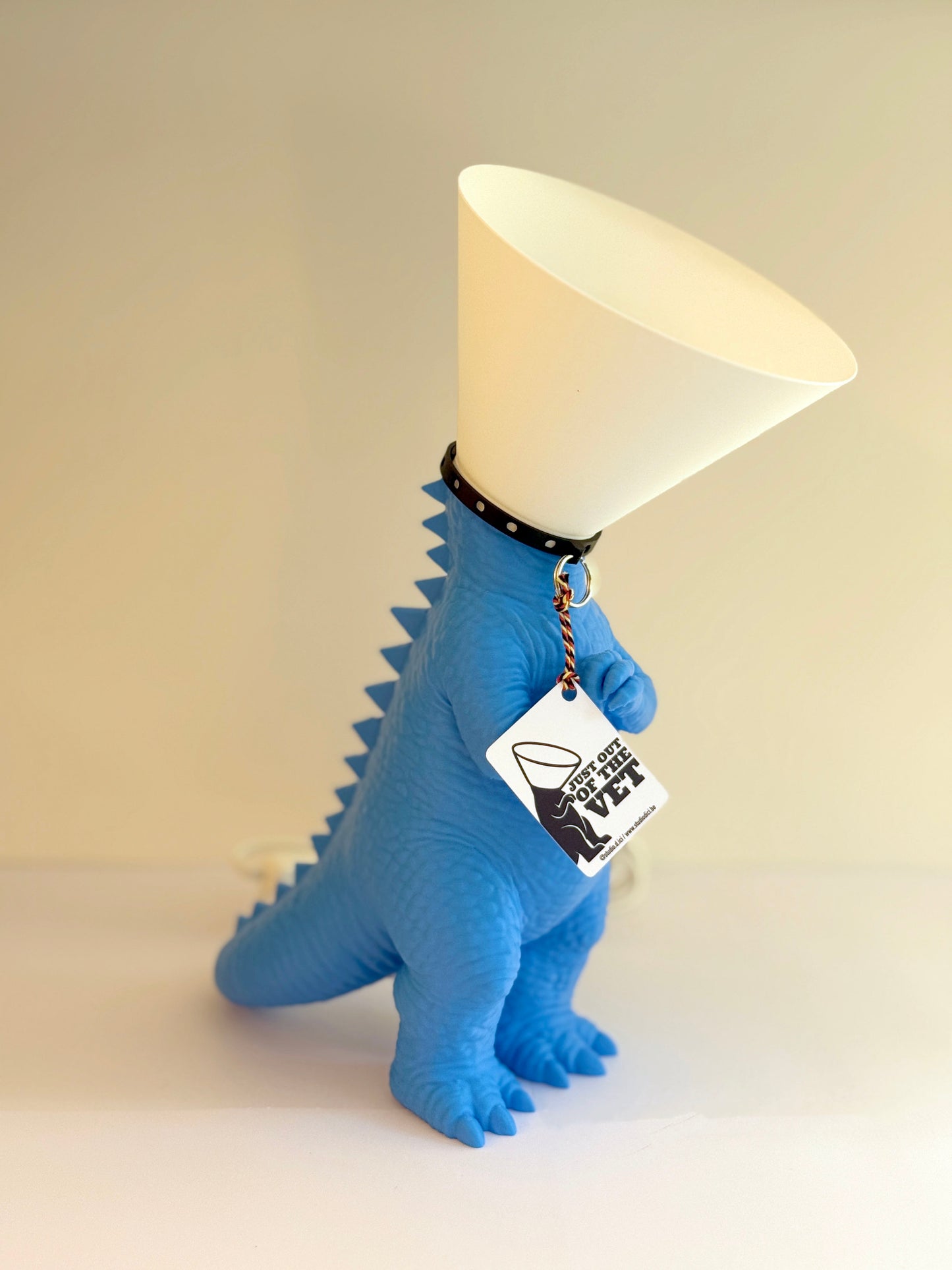 Dinosaure juste sorti de chez le vétérinaire.