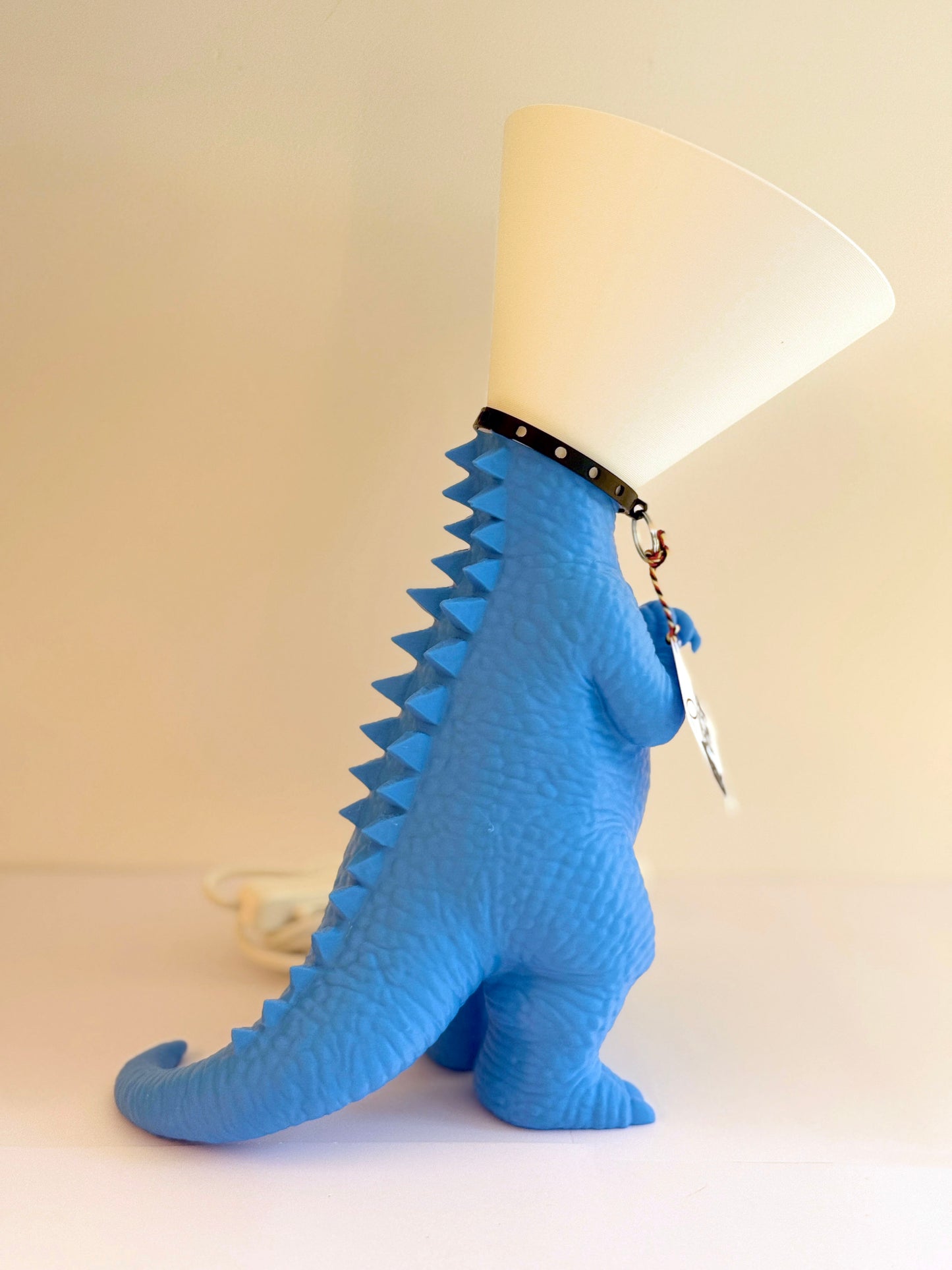 Dinosaure juste sorti de chez le vétérinaire.