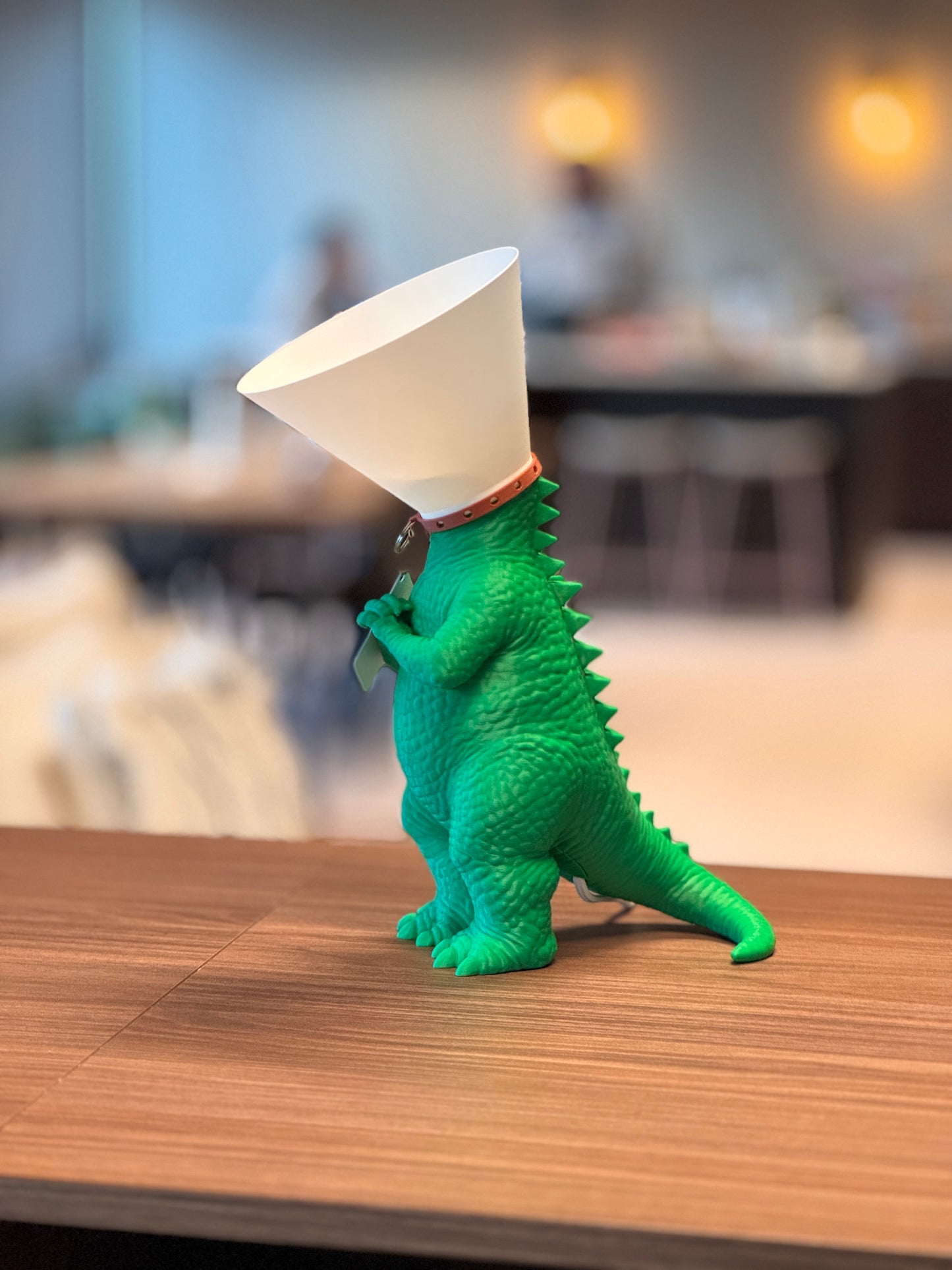 Dinosaure juste sorti de chez le vétérinaire.