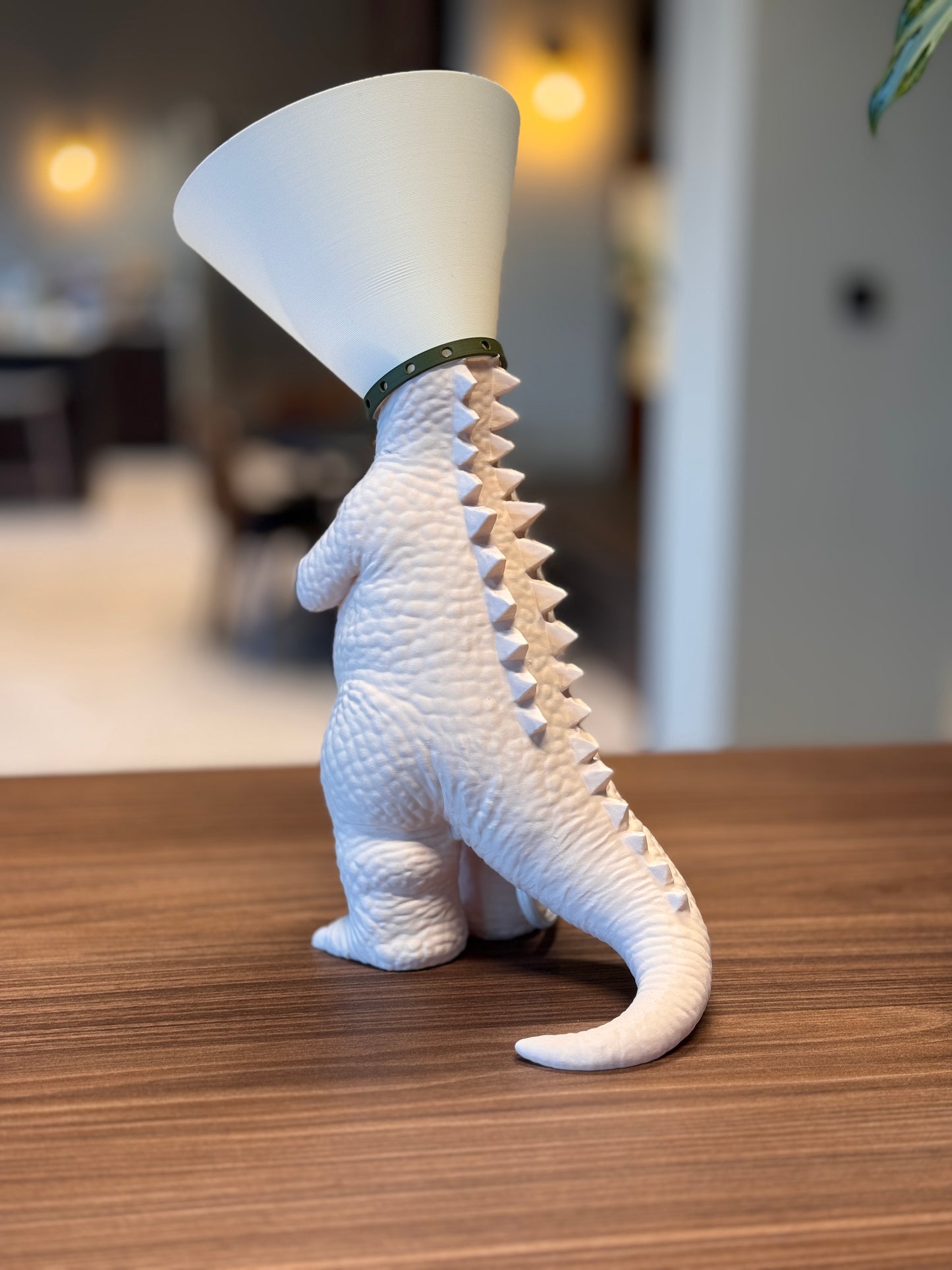 Dinosaure juste sorti de chez le vétérinaire.