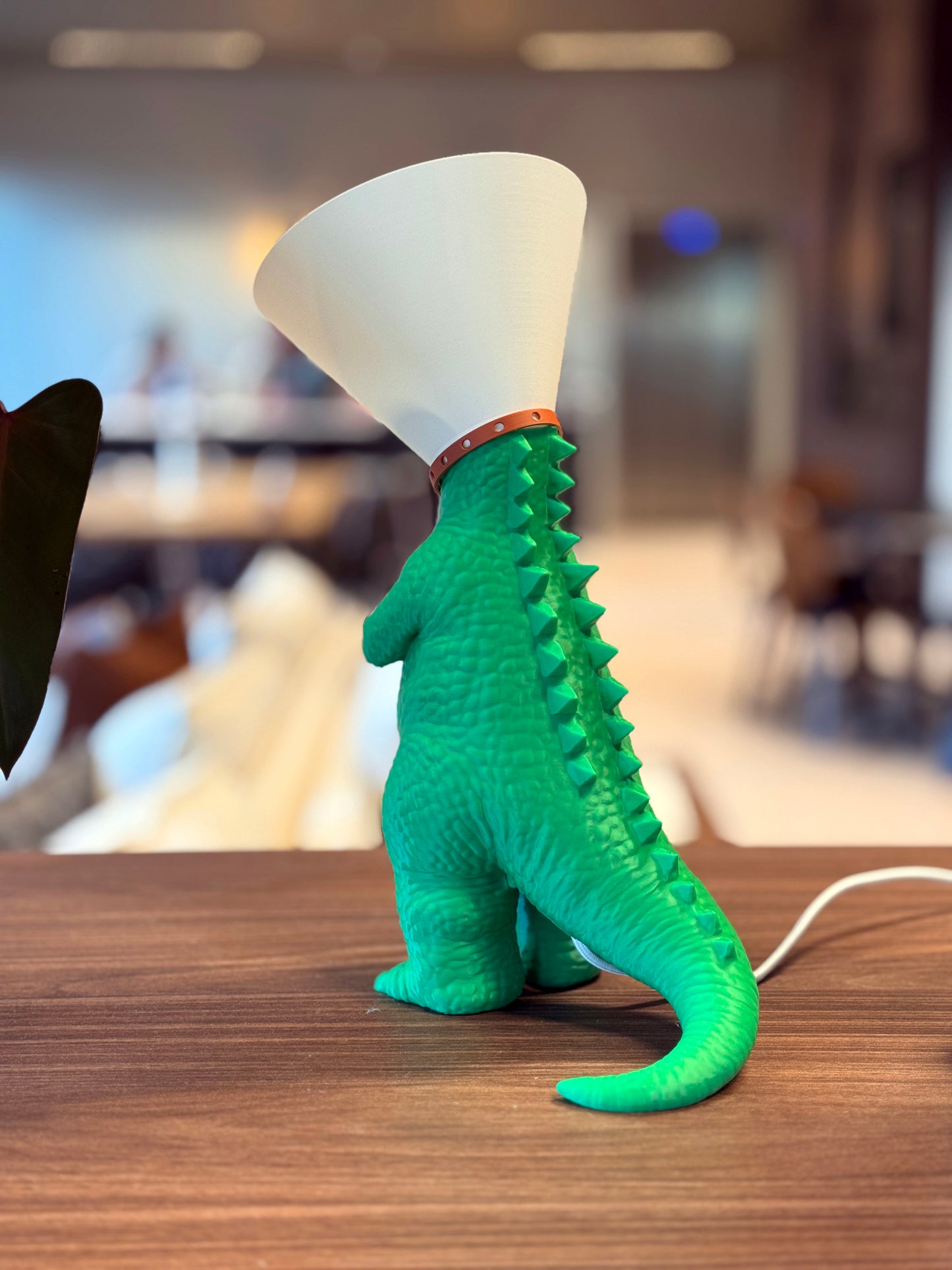 Dinosaure juste sorti de chez le vétérinaire.