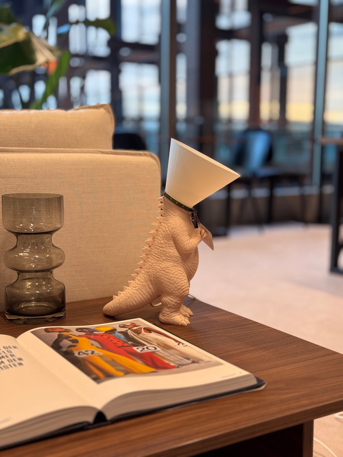 Dinosaure juste sorti de chez le vétérinaire.