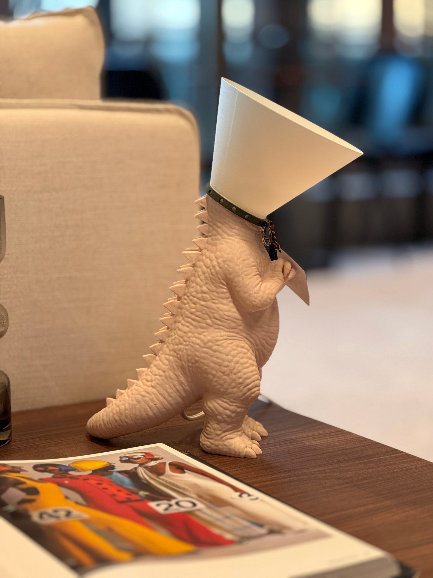 Dinosaure juste sorti de chez le vétérinaire.