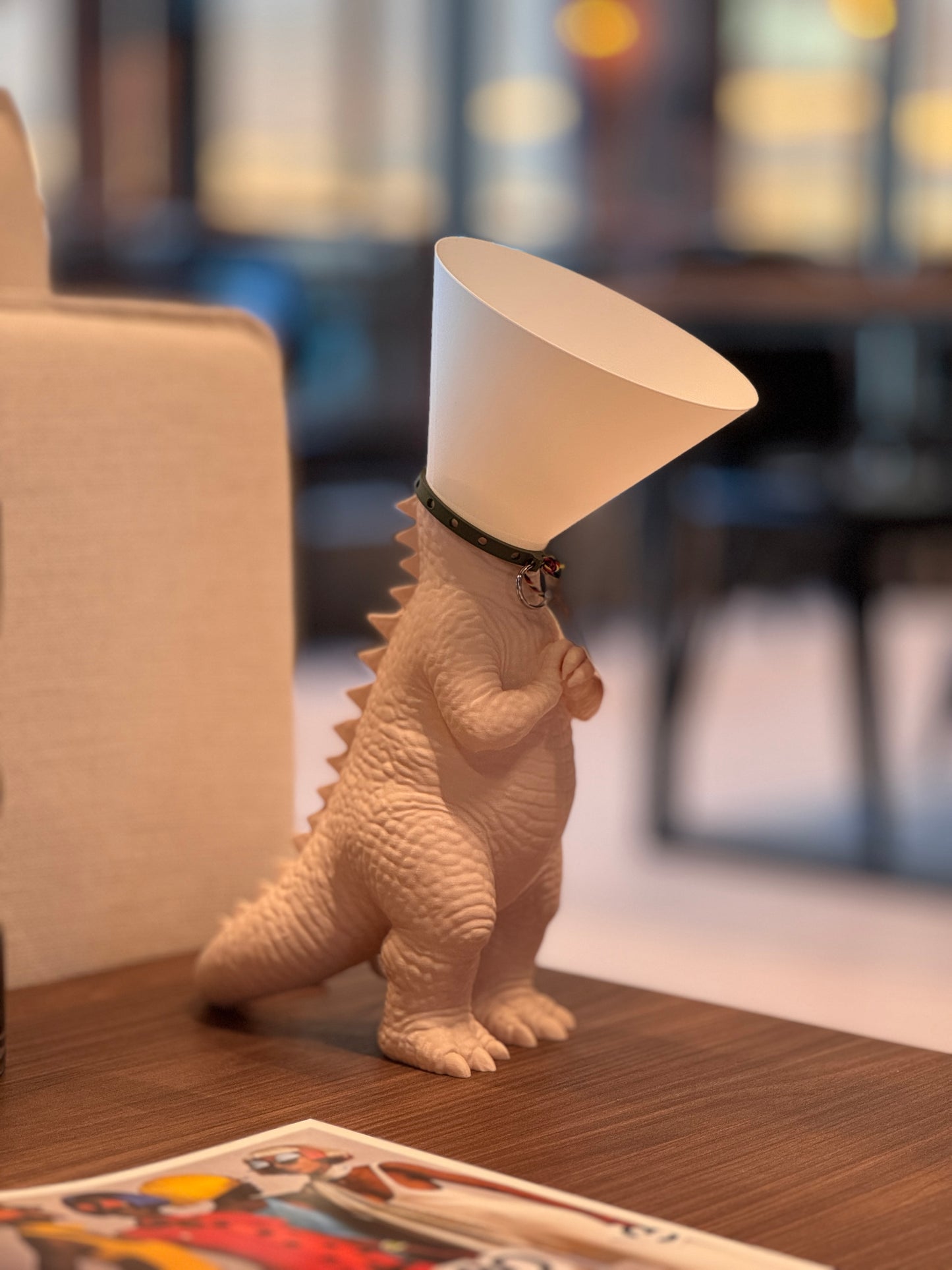 Dinosaure juste sorti de chez le vétérinaire.